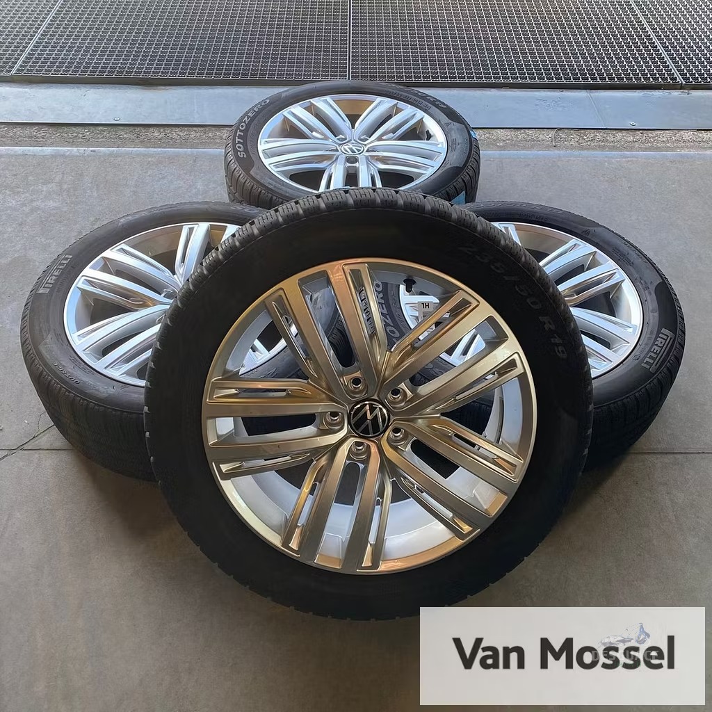 VW Tiguan Pirelli Sottozero Winter 210 Serie 2 235/50/R19 103H llantas usado en Menorca