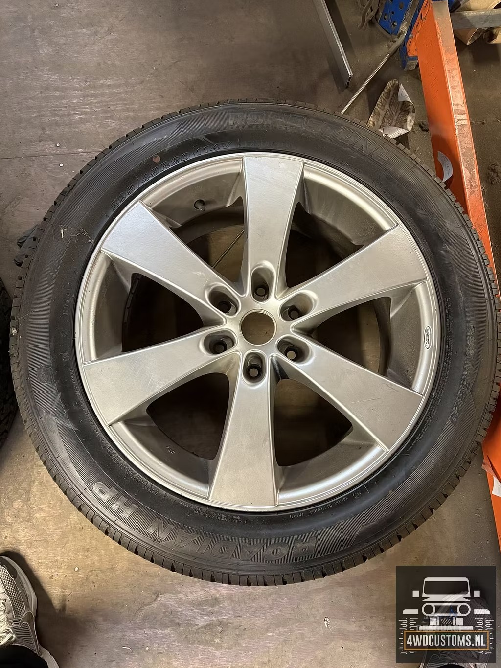 4x licht metalen llantas + banden pajero 295/45R20 per set €590 llantas usado en Menorca